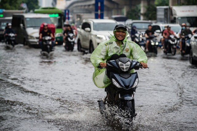 Chùm ảnh: Mưa lớn khiến nhiều tuyến phố của Hà Nội ngập sâu trong nước - Ảnh 5.