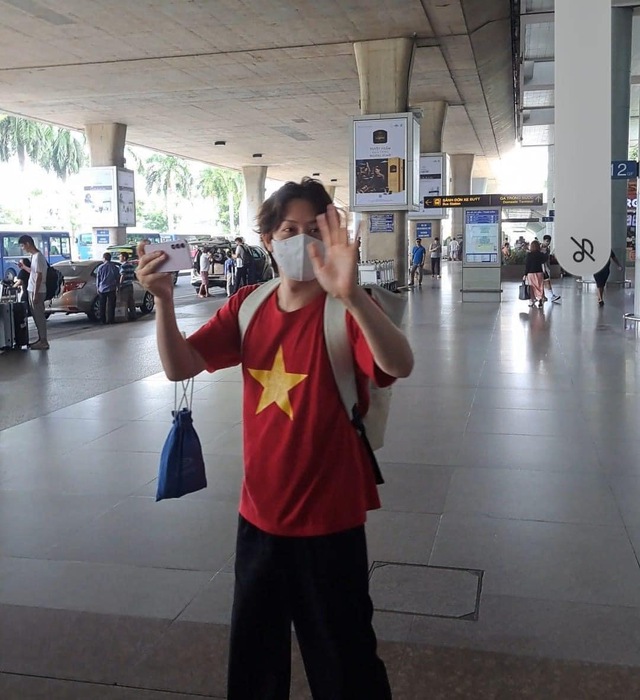 Heechul (Super Junior) mặc áo quốc kỳ Việt Nam, bất ngờ có mặt tại sân bay Tân Sơn Nhất - Ảnh 4.