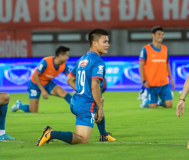 C&ocirc;ng Phượng chạy ngược hướng Quang Hải khiến cả đội phải chống đẩy - Ảnh 13.