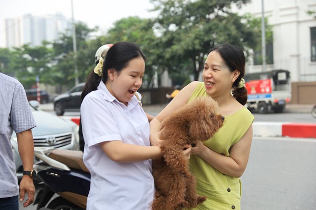 Những khoảnh khắc đẹp nhất mùa thi vào lớp 10: Tấm lưng ướt mồ hôi của mẹ, cái ôm của bố và nụ cười của thí sinh - Ảnh 6.