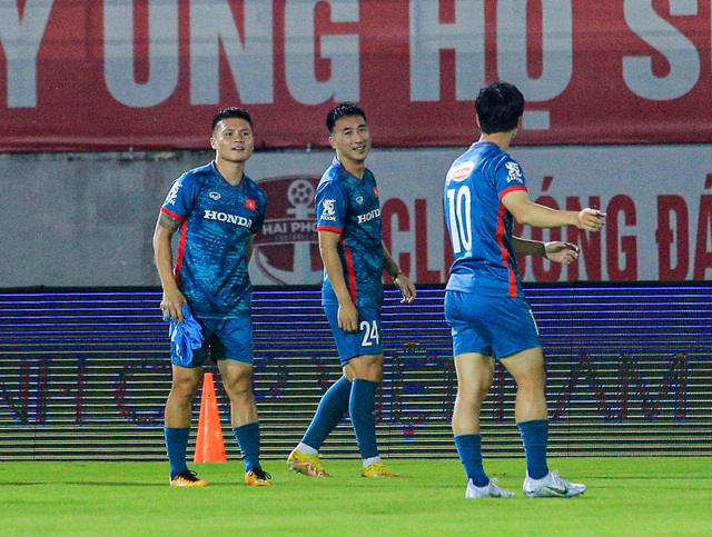 C&ocirc;ng Phượng chạy ngược hướng Quang Hải khiến cả đội phải chống đẩy - Ảnh 2.