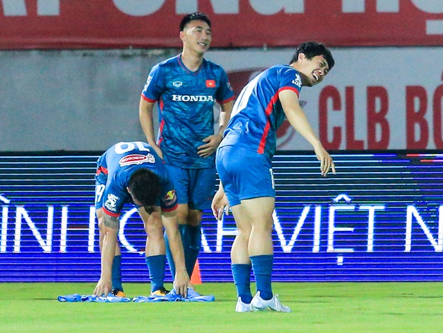 C&ocirc;ng Phượng chạy ngược hướng Quang Hải khiến cả đội phải chống đẩy - Ảnh 1.