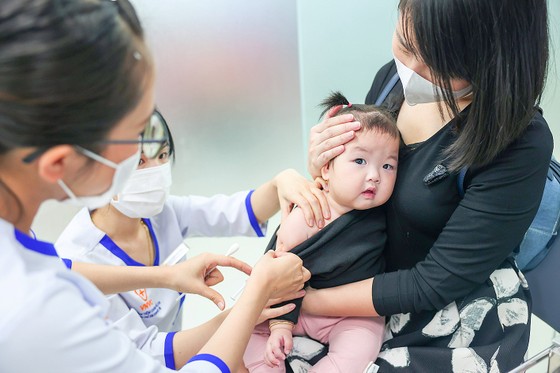 Thiếu trầm trọng vaccine tiêm chủng mở rộng: Nguy cơ dịch bệnh trở lại, gia tăng gánh nặng bệnh tật - Ảnh 3.