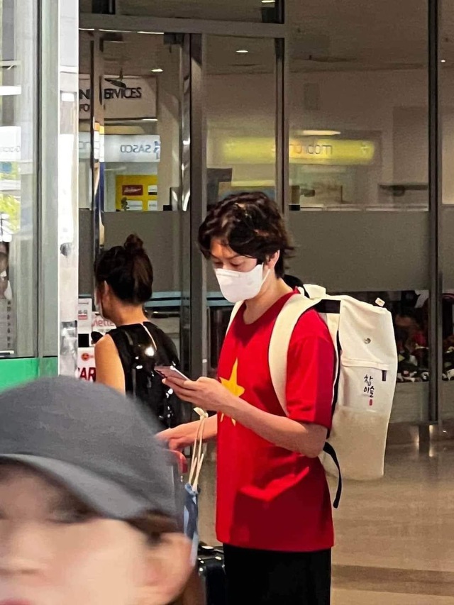 Heechul (Super Junior) mặc &aacute;o quốc kỳ Việt Nam, bất ngờ c&oacute; mặt tại s&acirc;n bay T&acirc;n Sơn Nhất - Ảnh 3.