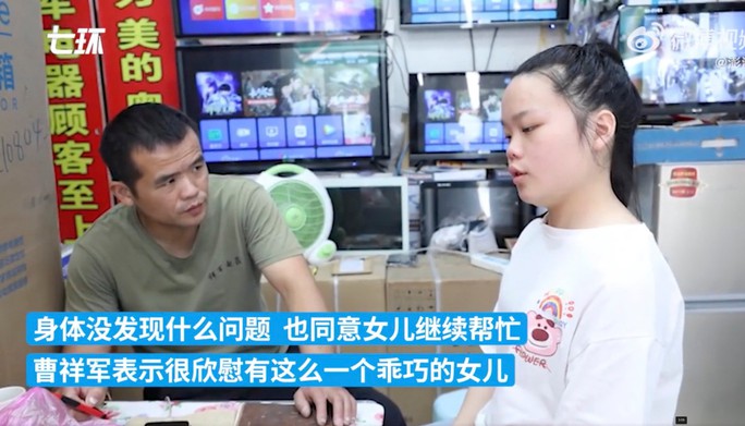 Trung Quốc: Nữ sinh cõng tủ lạnh giao hàng thay cha tàn tật