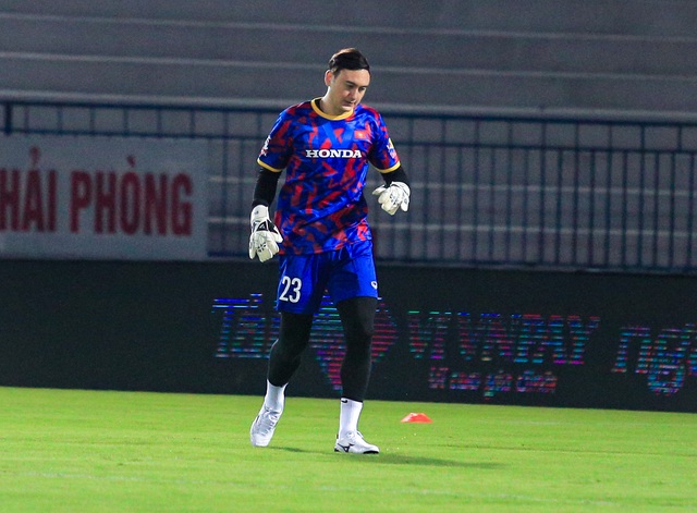 C&ocirc;ng Phượng chạy ngược hướng Quang Hải khiến cả đội phải chống đẩy - Ảnh 10.