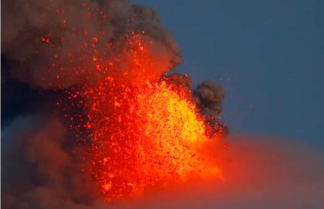 Núi lửa Mayon ở Philippines phun trào: Ít nhất 14.000 người phải sơ tán nhiều tháng