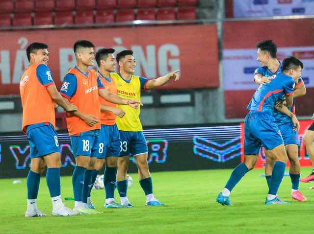 C&ocirc;ng Phượng chạy ngược hướng Quang Hải khiến cả đội phải chống đẩy - Ảnh 7.