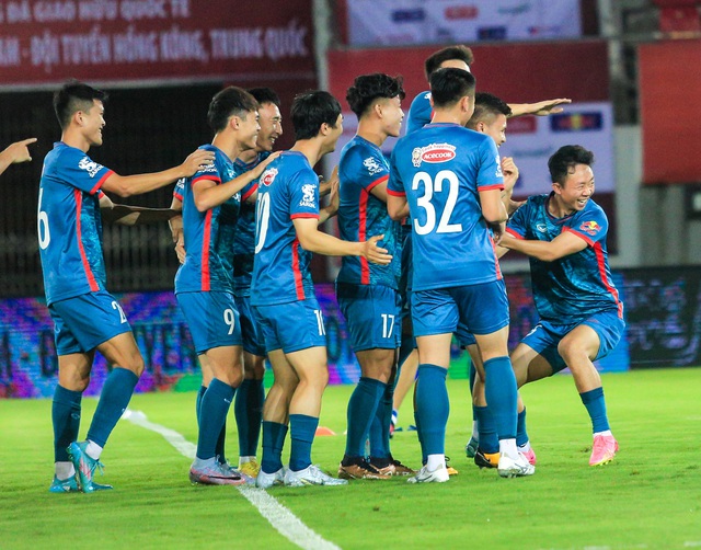 C&ocirc;ng Phượng chạy ngược hướng Quang Hải khiến cả đội phải chống đẩy - Ảnh 5.