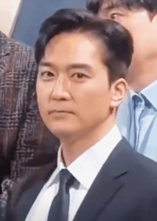 Mỹ nam Tr&aacute;i Tim M&ugrave;a Thu vẫn qu&aacute; trẻ đẹp ở tuổi U50, kh&aacute;c hẳn vẻ ph&aacute;t tướng c&aacute;ch đ&acirc;y 3 th&aacute;ng - Ảnh 4.