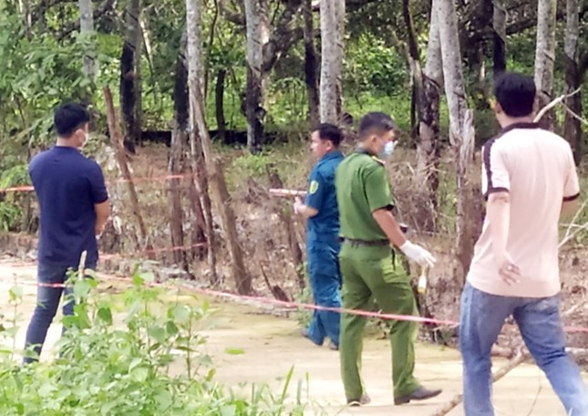 Vụ phát hiện thi thể bé sơ sinh mất một chân: Lời khai của người mẹ 17 tuổi - Ảnh 2.