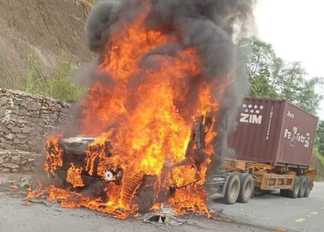Xe container bốc cháy dữ dội trên quốc lộ đoạn qua TP Lào Cai - Ảnh 1.