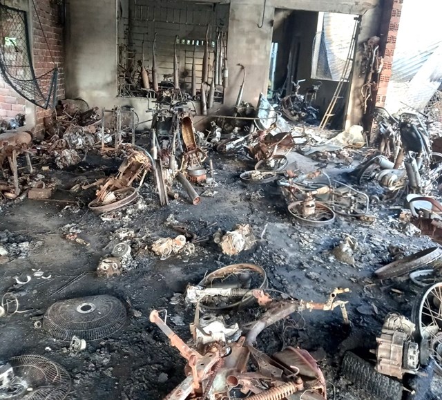 Quảng Nam: Cháy tiệm sửa xe máy gây thiệt hại hơn 1 tỷ đồng - Ảnh 1.