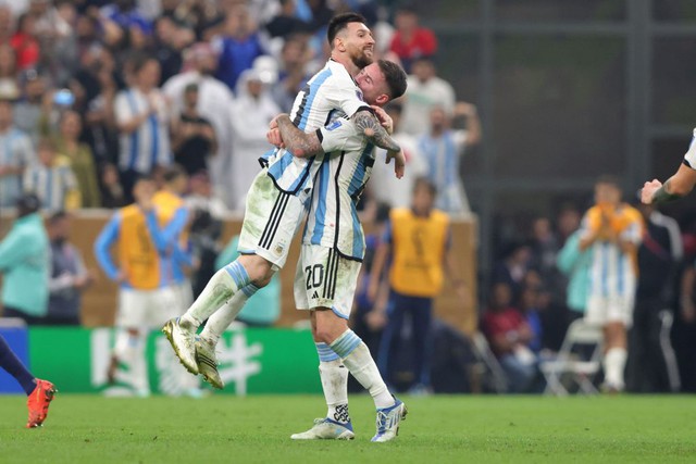 Vỏn vẹn 9 cầu thủ từng giành được cú ăn ba: Messi có mặt, Ronaldo thiếu một danh hiệu - Ảnh 9.