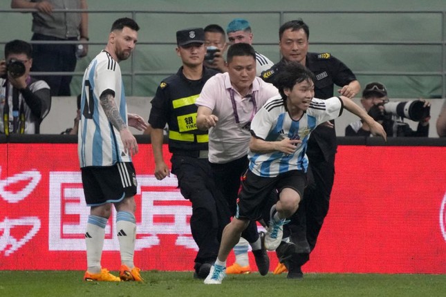 Bị cảnh sát bắt vì tấn công Messi, fan Trung Quốc vẫn cười tươi - Ảnh 2.