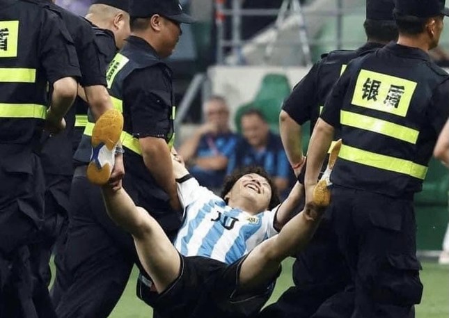 Bị cảnh sát bắt vì tấn công Messi, fan Trung Quốc vẫn cười tươi - Ảnh 1.