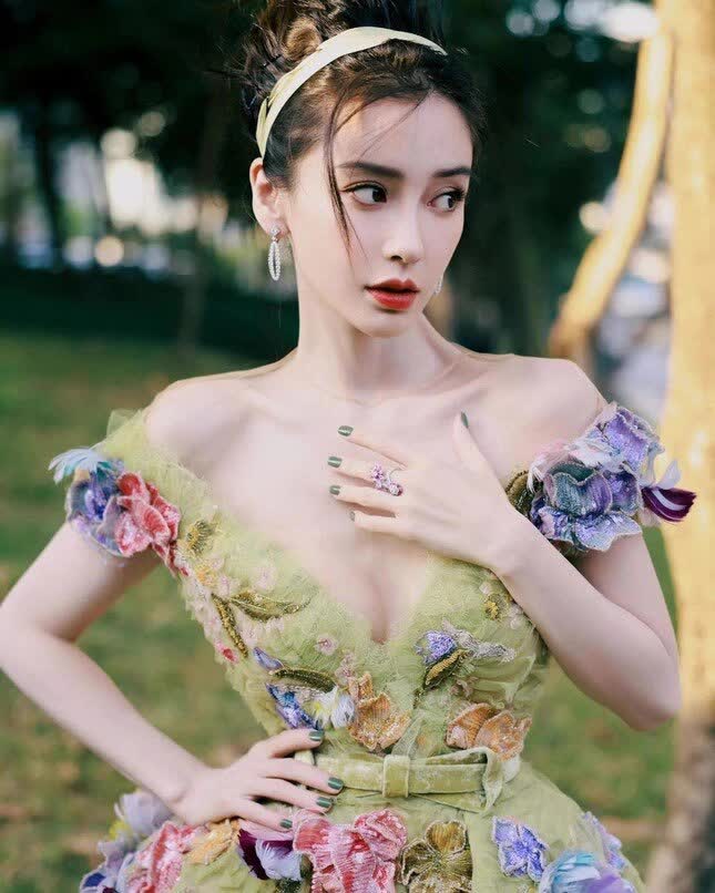 Từ cô chủ tiệm nail đến ngôi sao hàng đầu Hoa ngữ: Lý do Angelababy duy trì được sự nổi tiếng nhiều năm - Ảnh 2.