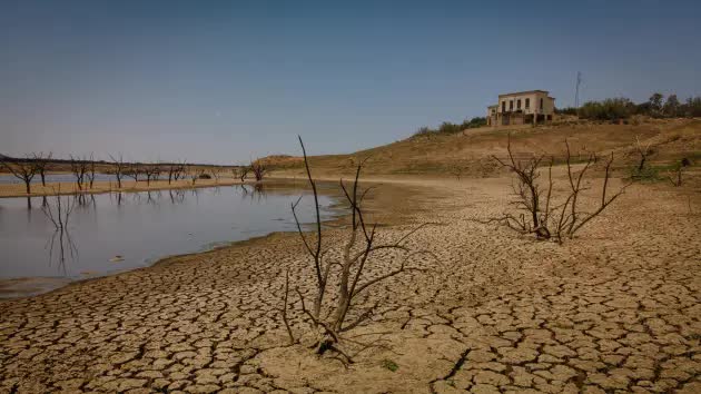 Cuộc chiến giành nước: Châu Âu gióng lên hồi chuông cảnh báo về tình trạng khan hiếm nước trong mùa hè khắc nghiệt - Ảnh 1.