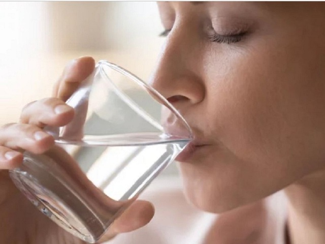 Chuyên gia cảnh báo 3 loại đồ uống có thể gây mất nước cực nhanh, không nên uống ngày nắng nóng - Ảnh 2.