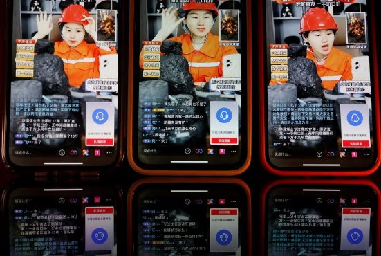  Livestream quần &aacute;o hay gi&agrave;y d&eacute;p xưa rồi, quốc gia n&agrave;y đang livestream b&aacute;n cả than do qu&aacute; dư thừa, chỉ &ldquo;chốt đơn&rdquo; sỉ tr&ecirc;n 30 tấn, ship hỏa tốc bằng t&agrave;u hỏa  - Ảnh 1.