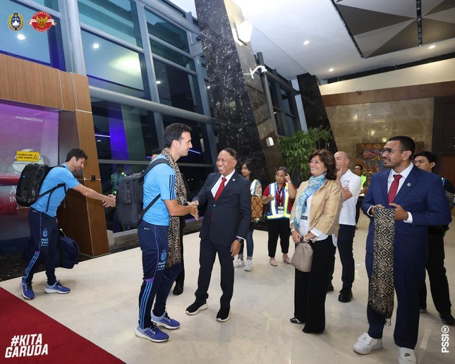Kh&ocirc;ng c&oacute; Messi, tuyển Argentina b&iacute; mật đến Indonesia - Ảnh 3.