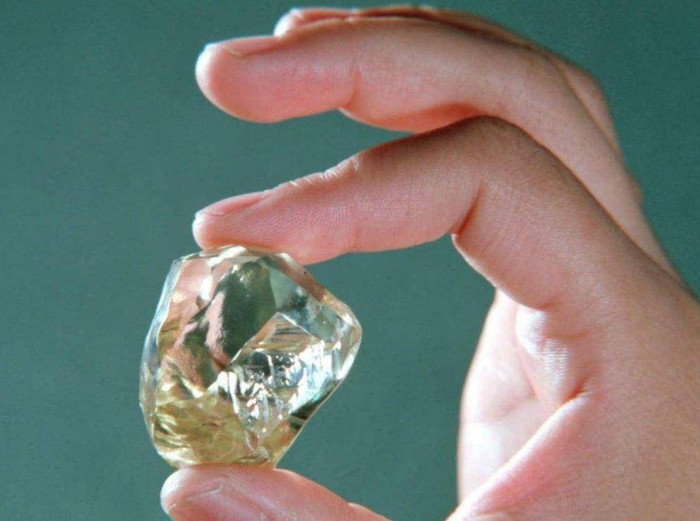 Cô gái trẻ nhặt được hòn đá óng ánh, chuyên gia thẩm định giá trị 3.300 tỷ đồng