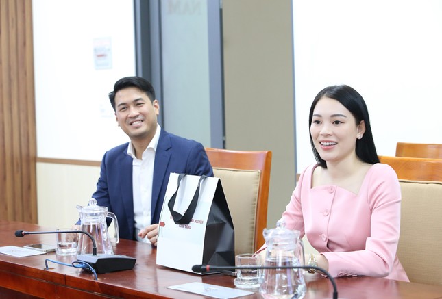 Một phu nhân hào môn Vbiz bất ngờ ở ẩn, phong cách khác hẳn sau hôn lễ ở nước ngoài - Ảnh 3.