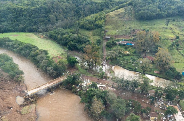 Bão lớn khiến 11 người tử vong, 20 người mất tích ở miền Nam Brazil - Ảnh 4.
