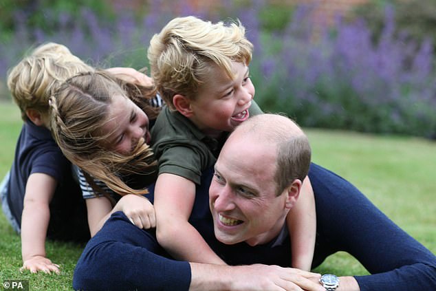 Thân vương William đăng ảnh hạnh phúc bên 3 con mừng Ngày của cha - Ảnh 2.