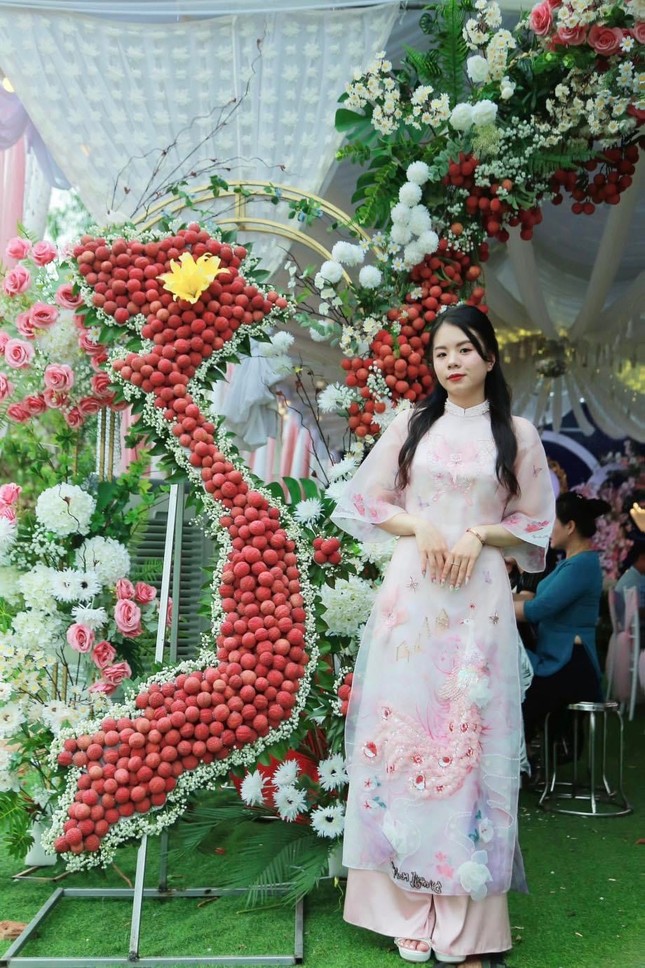 Độc lạ cổng cưới bằng vải thiều của cô dâu Lục Ngạn - Ảnh 2.