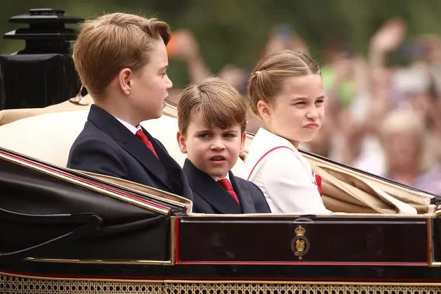 Loạt khoảnh khắc đặc biệt tại Lễ mừng sinh nhật Vua Charles: Cả gia đình tụ họp trên ban công cung điện, Hoàng tử bé Louis gây chú ý - Ảnh 4.
