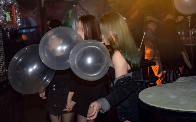 Tràn lan mua bán, sử dụng bóng cười tại các quán bar Hà Nội - Ảnh 1.