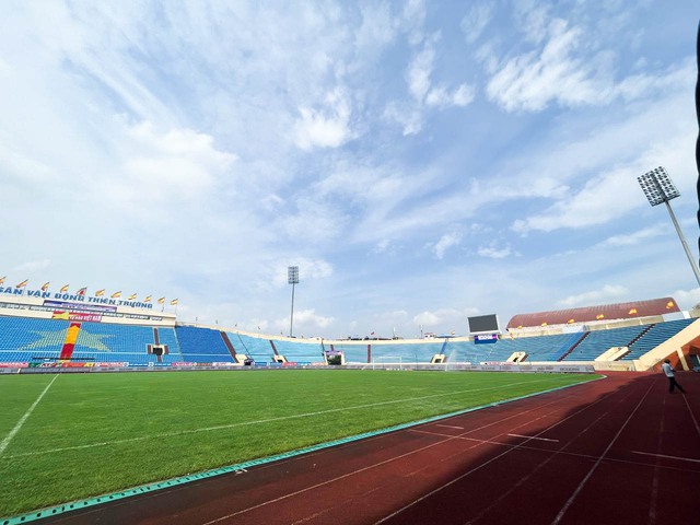 Sân Thiên Trường được lau dọn từng ngóc ngách, sẵn sàng cho trận đấu giữa ĐT Việt Nam và ĐT Syria - Ảnh 15.