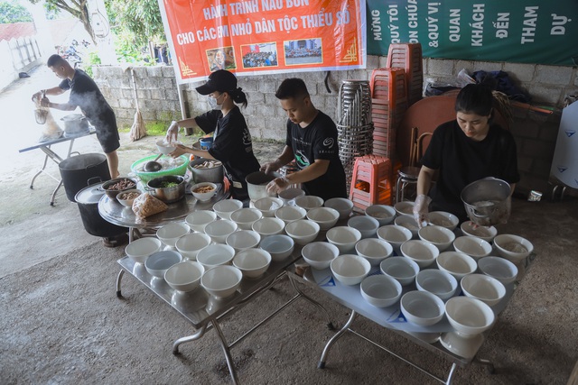 Thương lắm khoảnh khắc những em bé vùng cao được ăn tô bún ngon lành của nhóm từ thiện - Ảnh 1.