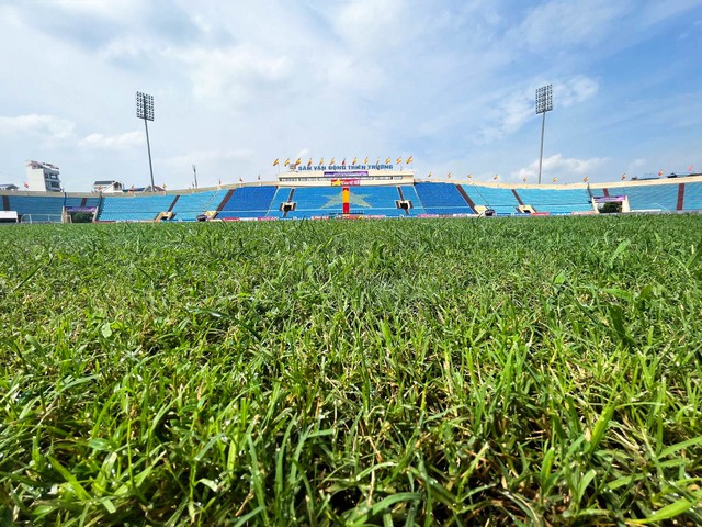 Sân Thiên Trường được lau dọn từng ngóc ngách, sẵn sàng cho trận đấu giữa ĐT Việt Nam và ĐT Syria - Ảnh 7.