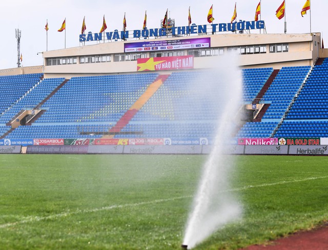 Sân Thiên Trường được lau dọn từng ngóc ngách, sẵn sàng cho trận đấu giữa ĐT Việt Nam và ĐT Syria - Ảnh 5.