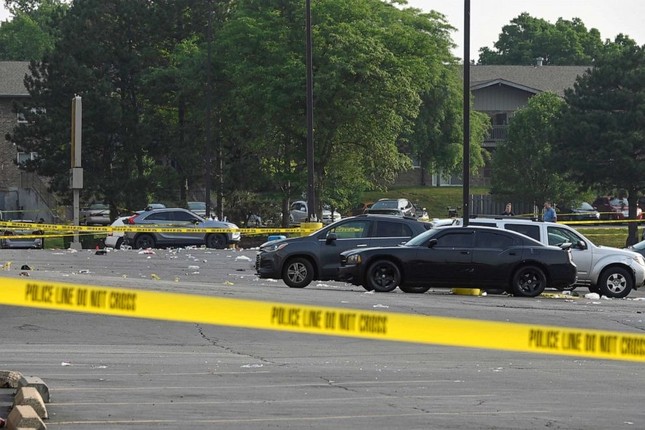 Mỹ: Liên tiếp xả súng ở Chicago, 40 người thương vong - Ảnh 1.