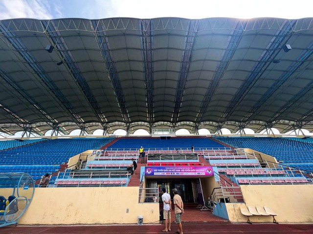 Sân Thiên Trường được lau dọn từng ngóc ngách, sẵn sàng cho trận đấu giữa ĐT Việt Nam và ĐT Syria - Ảnh 11.