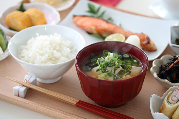 5 mẹo ăn cơm trắng của chuyên gia Nhật Bản giúp giảm cân hiệu quả - Ảnh 2.