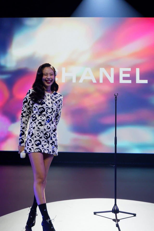 Jennie BLACKPINK ngọt ngào bên cạnh Cardi B Châu Bùi đụng hàng Thảo  Tiên tại show diễn Chanel Xuân Hè 2020  Tạp chí Đẹp