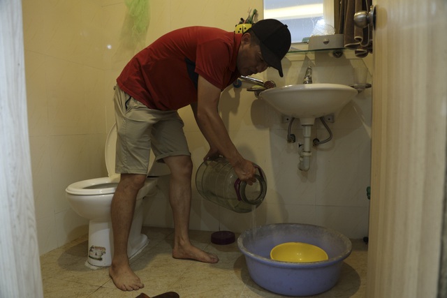 Hà Nội: Chung cư mất nước, hàng trăm người dân đội nắng 40 độ C, xách từng bình nước về sinh hoạt - Ảnh 7.