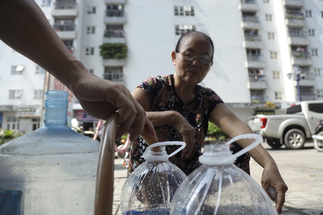 Hà Nội: Chung cư mất nước, hàng trăm người dân đội nắng 40 độ C, xách từng bình nước về sinh hoạt - Ảnh 3.