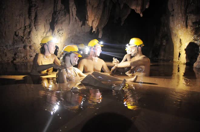 Có một “dòng suối ngọc bích” ở Quảng Bình, nước mát hơn bình thường, bắt nguồn từ tầng địa chất triệu năm tuổi - Ảnh 9.