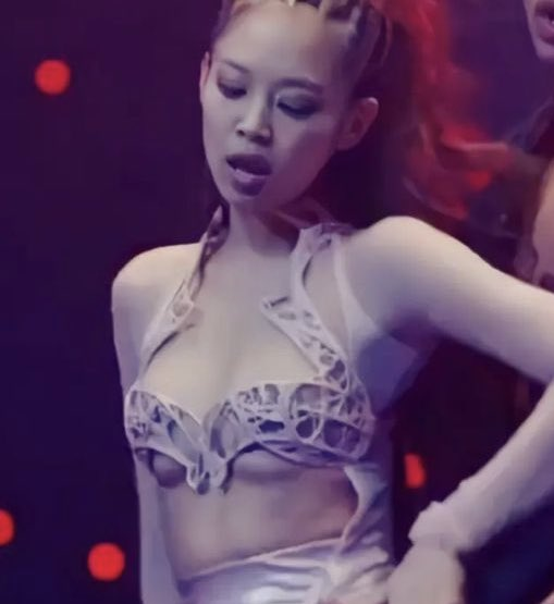 Jennie (BlackPink) c&ograve;n lại g&igrave; sau điệu nhảy gợi dục? - Ảnh 3.