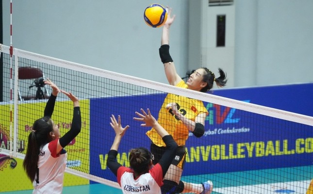 Bóng chuyền nữ Việt Nam thắng dễ Uzbekistan, giành ngôi nhất bảng tại giải châu Á - Ảnh 1.