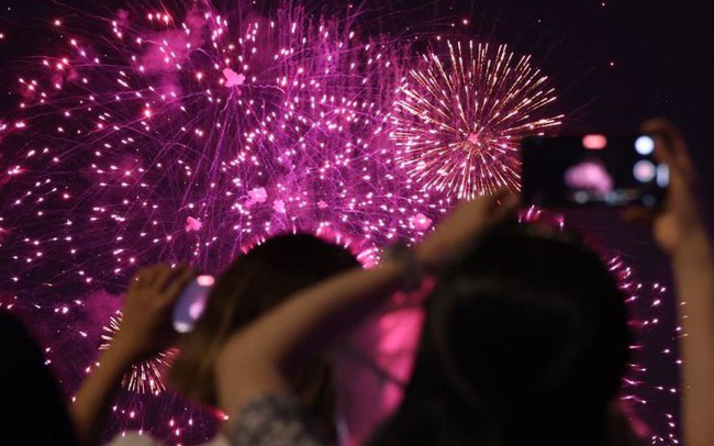 Màn pháo hoa tại lễ kỉ niệm 10 năm của BTS thu hút 1,5 triệu người theo dõi - Ảnh 1.