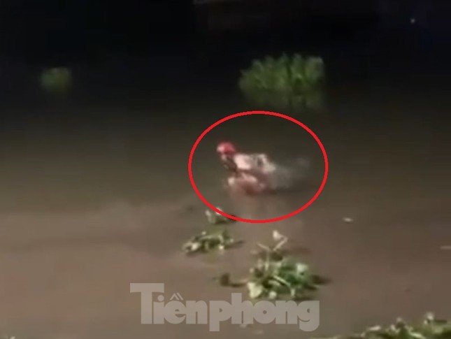 Cứu hai mẹ con người nước ngo&agrave;i dưới s&ocirc;ng S&agrave;i G&ograve;n, ba thanh ni&ecirc;n kiệt sức - Ảnh 2.