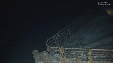 Cận cảnh con tàu Titanic huyền thoại bị bao trùm bởi vẻ u ám sau 111 năm nằm sâu dưới đại dương - Ảnh 1.