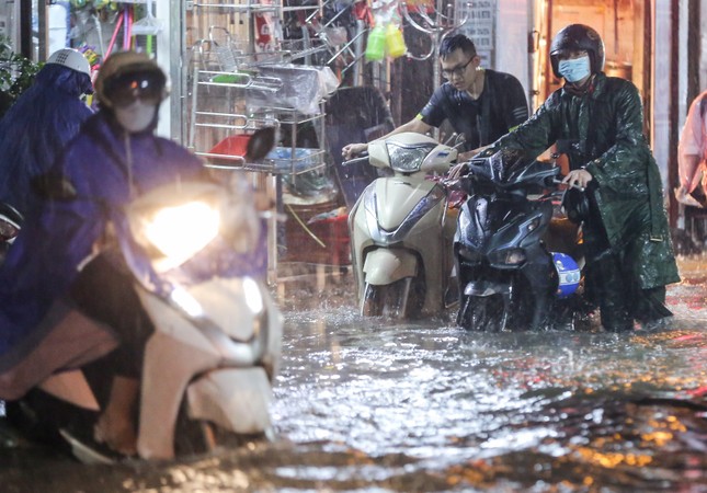 Vì sao có hiện tượng mưa lớn đột ngột tối ngày 20/6 ở Hà Nội, gây ngập úng diện rộng? - Ảnh 2.