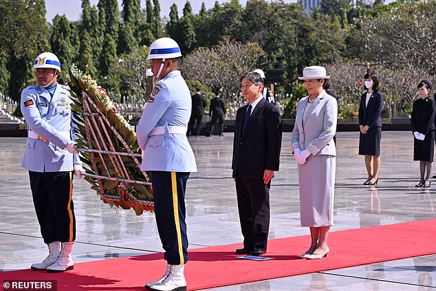 Phong cách thanh lịch của Hoàng hậu Nhật Bản trong chuyến thăm Indonesia - Ảnh 3.